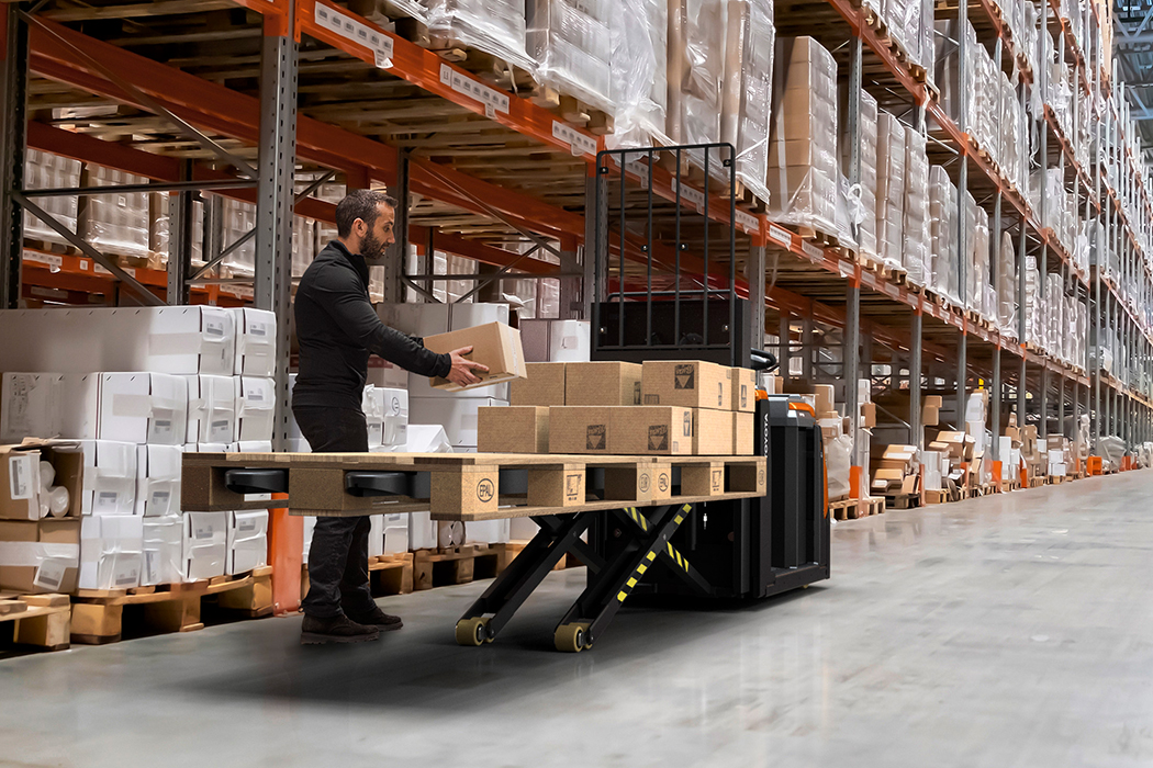 Toyota Optio 2.0 t with scissor lift forks - Order pickers